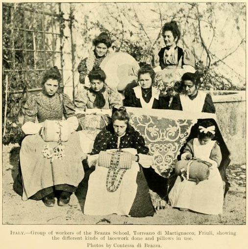 altes Foto: Frauen beim Klöppeln