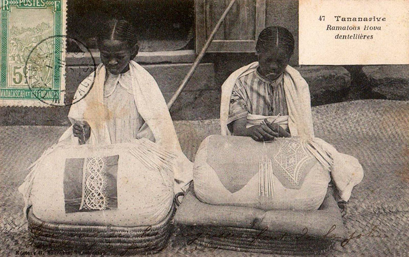 altes Foto: zwei afrikanische Klöpplerinnen