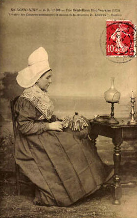 alte Postkarte: Frau beim Klöppeln