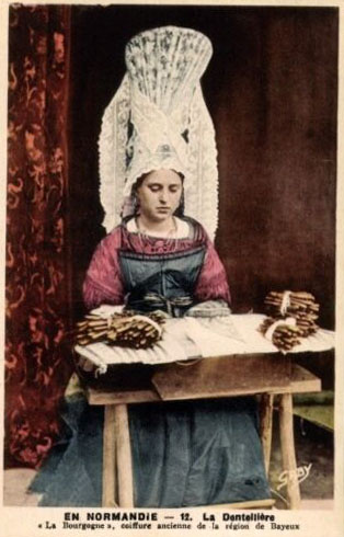 kolorierte Postkarte: Frau klöppelt Spitze