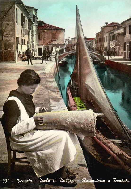 Frau sitz am Kanal und klöppelt