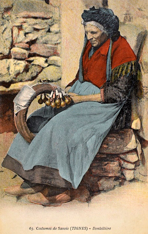 kolorierte Postkarte: alte Frau klöppelt Spitze