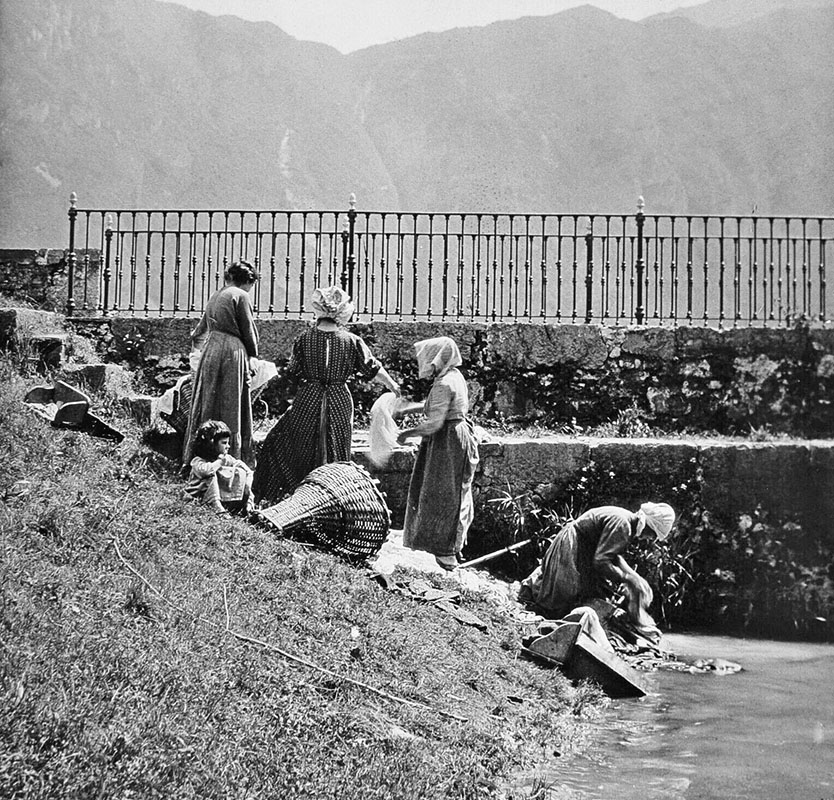 schwarzweiß-Foto: Frauen waschen Wäsche am Fluss