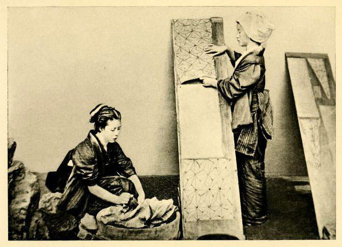altes Foto: zwei Frauen waschen Kimonos