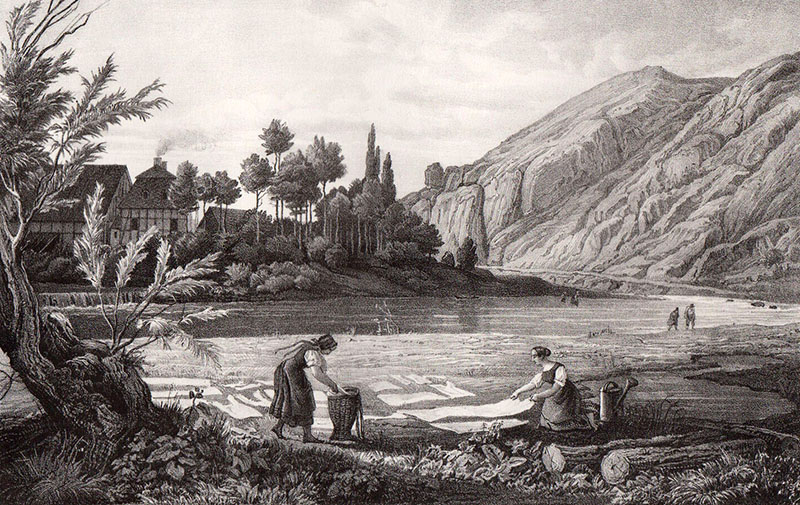 Frauen bleichen Wäsche auf der Wiesen neben dem Fluss