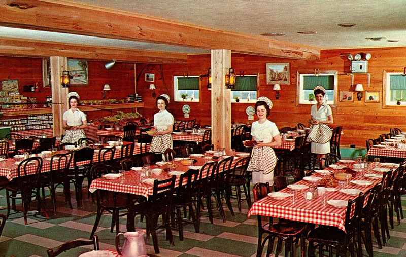 Kellnerinnen decken Restauranttische